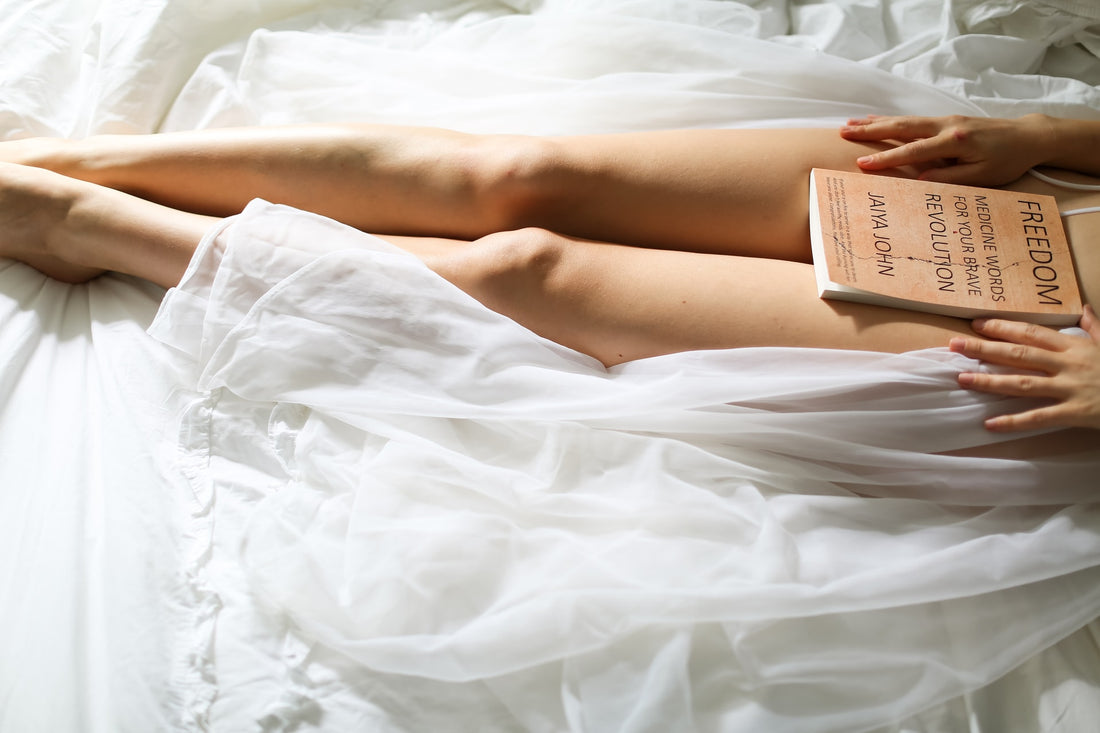 en kvinnas ben med en bok 