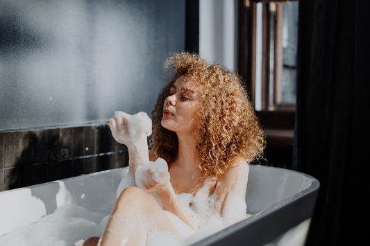 en kvinna tar ett bad utan att tvätta håret efter träningen