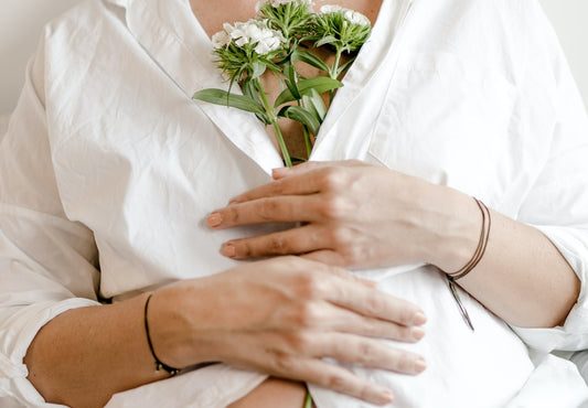 en gravid kvinna med blommor på magen
