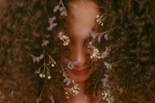en kvinna med blommor i håret