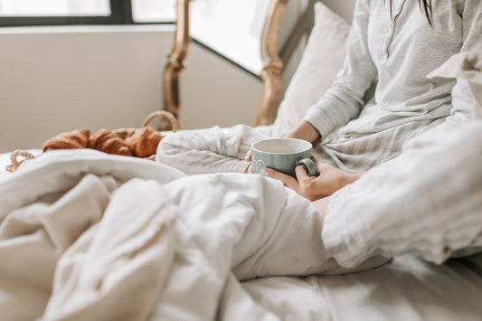 en person myser i sängen