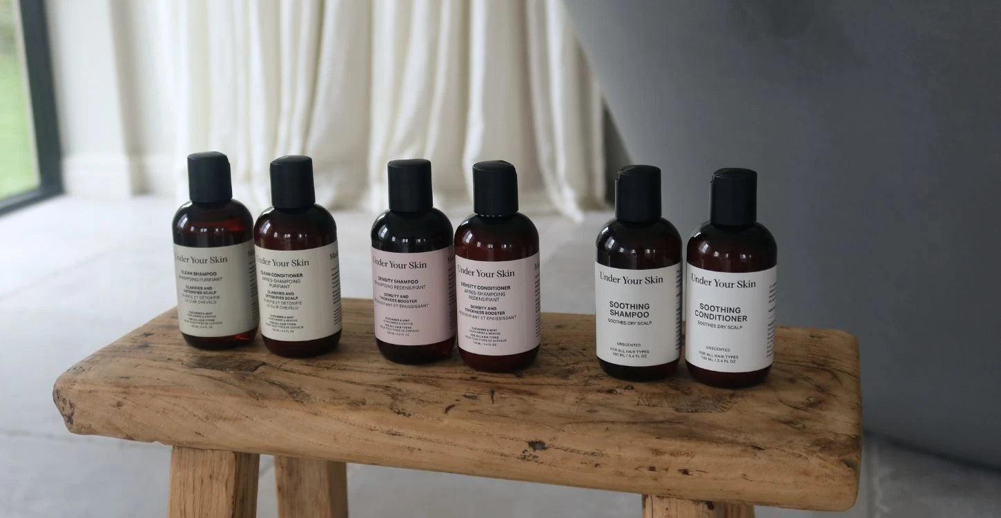Alla travel size produkter på en bänk bredvid varandra i badrumsmiljö med ett badkar i bakgrunden.