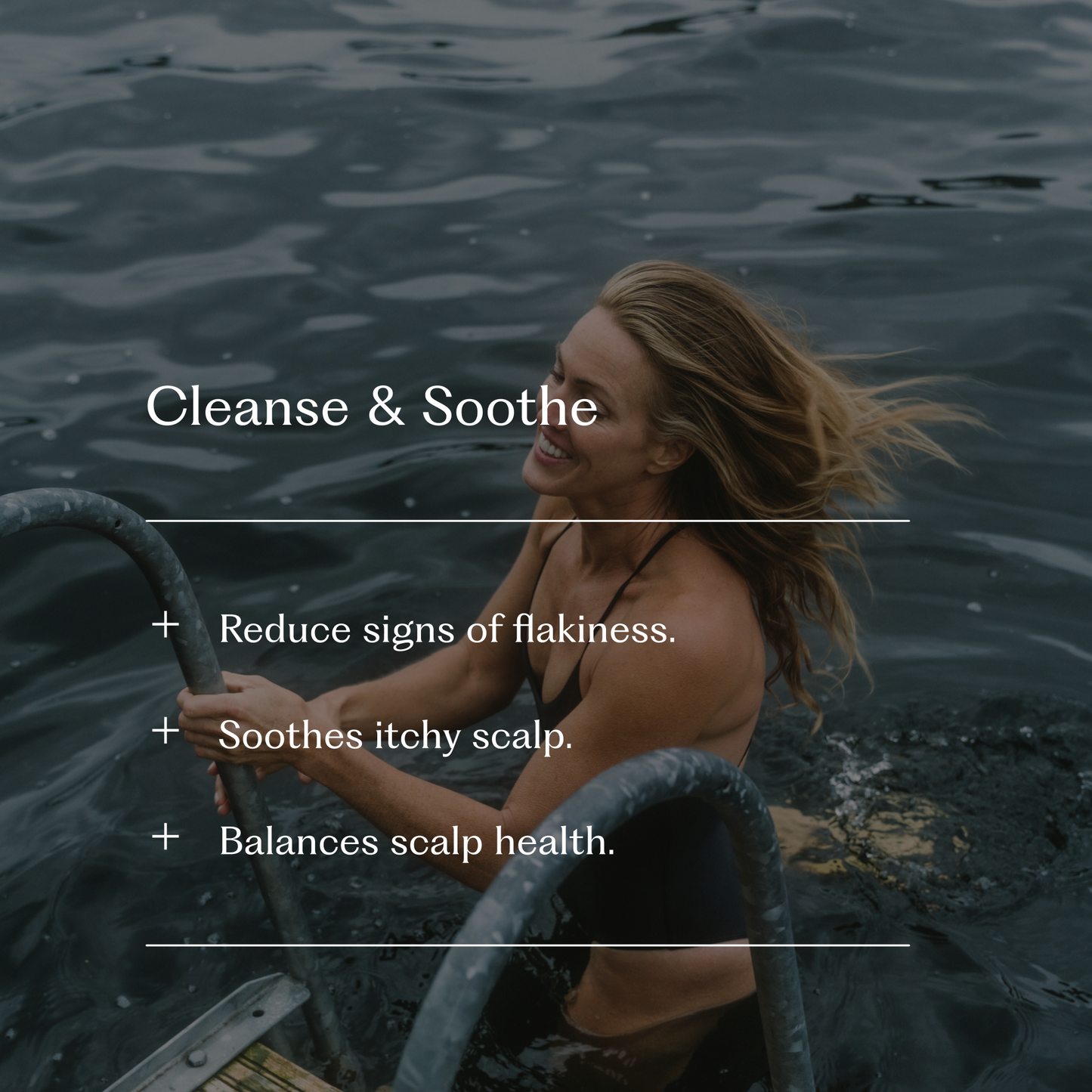 En kvinna som kommer upp ur vattnet som bakgrund, med texten 'Soothe and Cleanse' och en lista över fördelar.