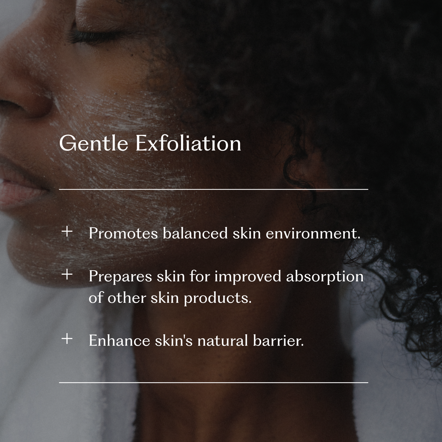 "Bild på peelingmask på kvinnas ansikte tillsammans med texten 'Gentle exfoliation' och en lista över fördelar.