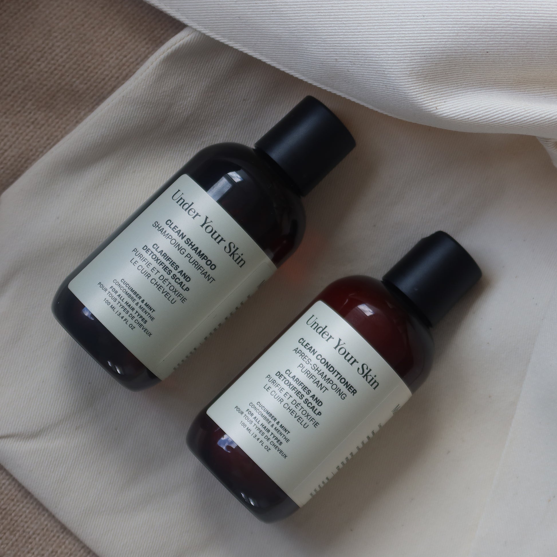 Närbild på Clean Duo-produkter i en lifestylebild på en textil.