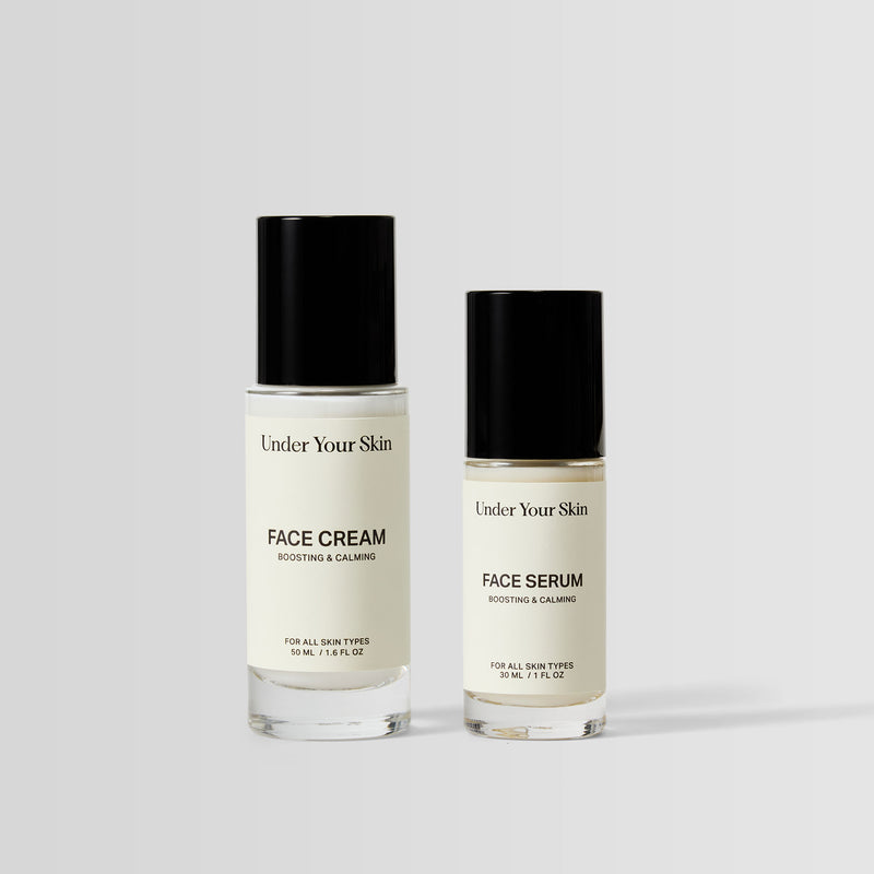 Face cream and face serum på en vit bakgrund. 